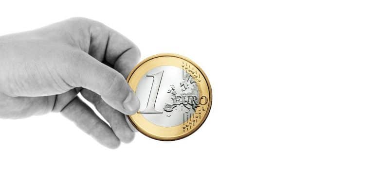 Une main tenant une pièce