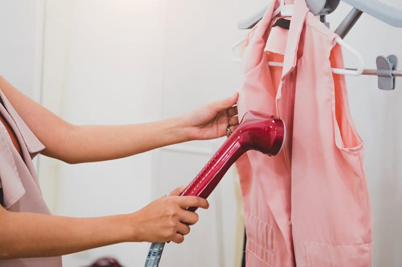 Comment défroisser un vêtement en polyester ?