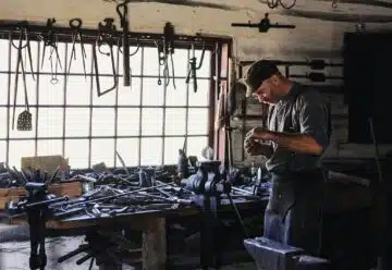 un bricoleur dans son atelier