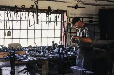 un bricoleur dans son atelier