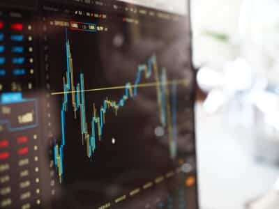 Actions de croissance vs actions de valeur : quelle stratégie choisir pour votre portefeuille d'investissement ?