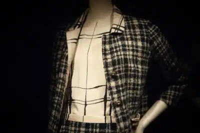 mannequin habillé en noir et blanc