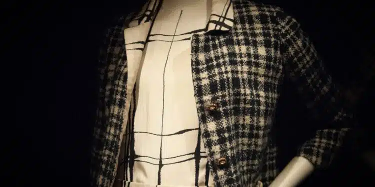mannequin habillé en noir et blanc